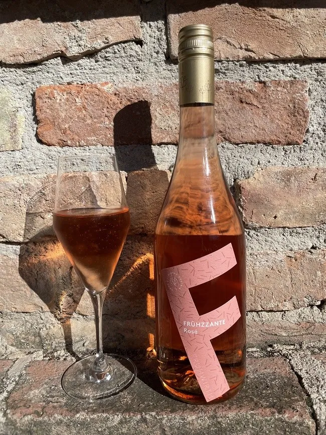 Flasche Rosé Frühzzante Pinot noir vom Bio-Weingut Frühwirth