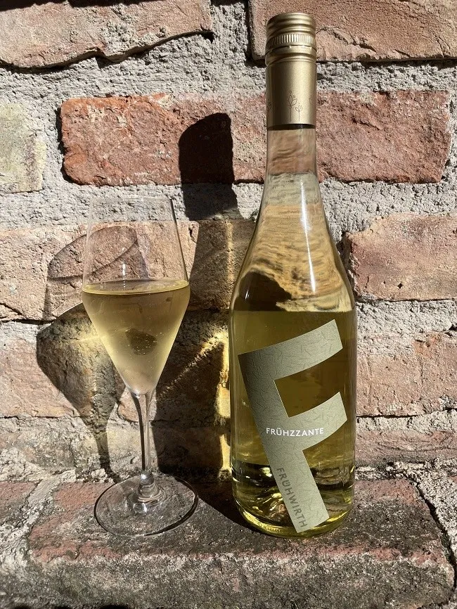Flasche Frühzzante Riesling vom Bio-Weingut Frühwirth