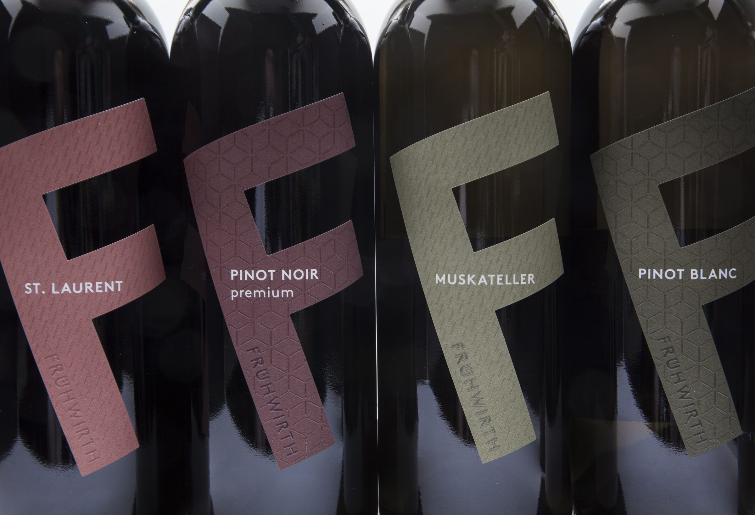 Vier Flaschen nebeneinander, auf jedem Etikett das große F und die Sorte: St. Laurent, Pinot Noir, Muskateller, Pinot Blanc