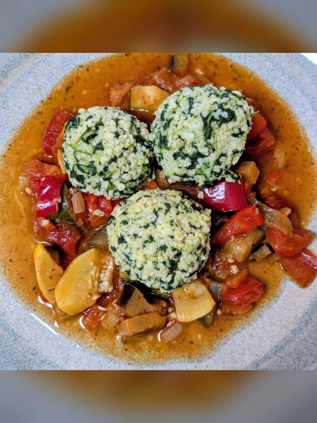 Hühnerfleisch mit buntem Gemüse in Sauce, daneben Reis